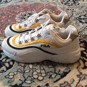 NWOT chunky Fila dad shoe!! Never worn